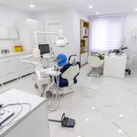 Dt. Seval Bayrakli - Bahçelievler Diş Kliniği - Diş Hekimi Seval Bayraklı